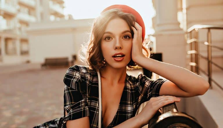 我应该约她吗？47个微妙又调情的信号告诉你她想让你主动